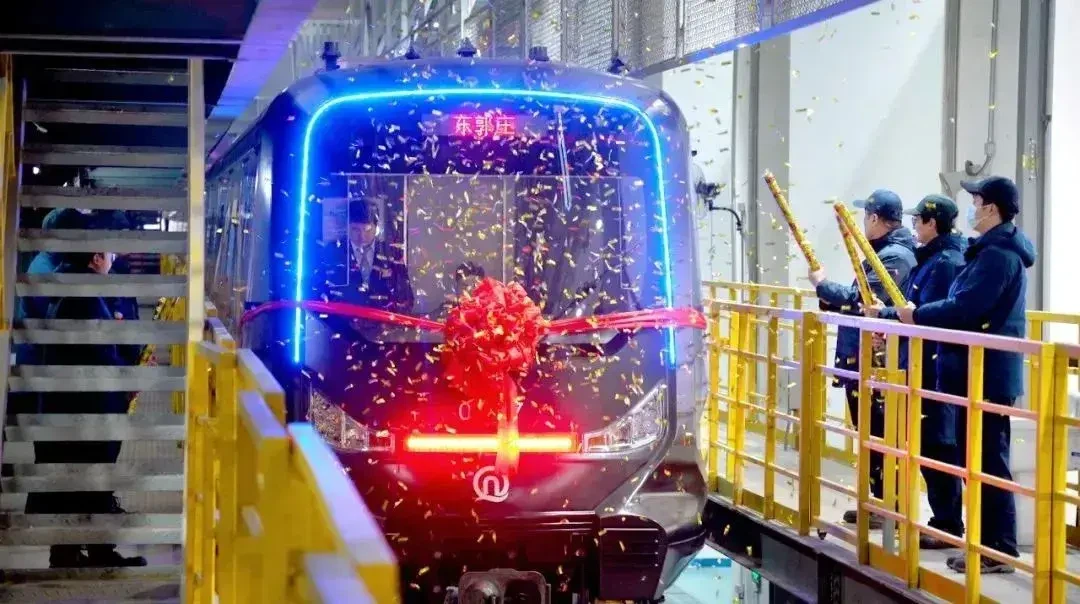 A világ első kereskedelmi szénszálas metróvonata belép a szolgáltatásba